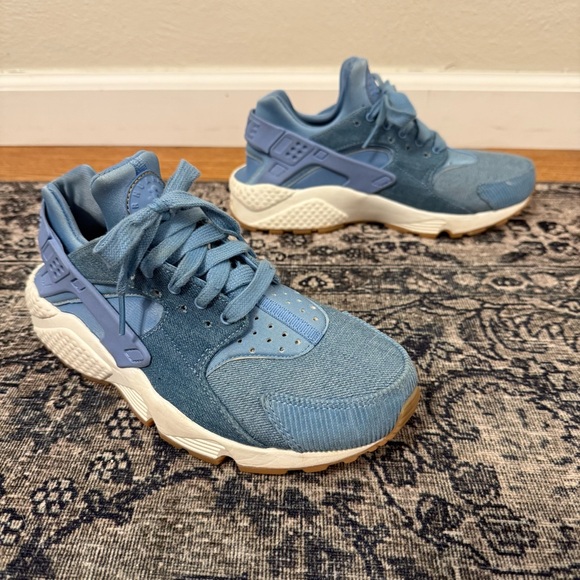 Nike Air Shoes - NIKE AIR Women’s 7 Huarache Run SE "December Sky" Denim Chambray Rare